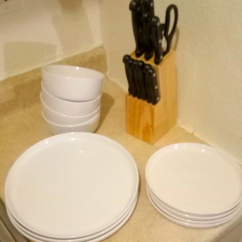 White plate bowl n black knife